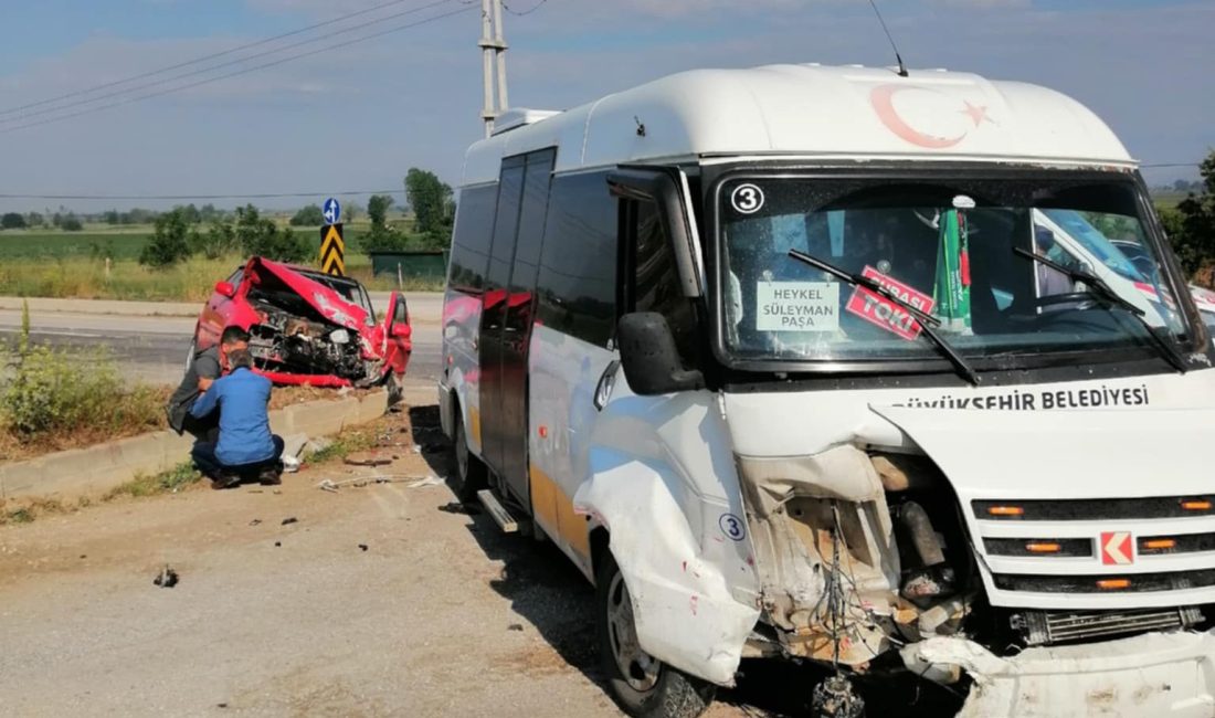 Bursa'nın Yenişehir ilçesinde meydana gelen trafik kazasında yolcu minibüsü ile