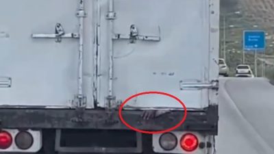 Orhangazi - Bursa yolunda seyir halindeki bir kamyonun kapağından dışarı