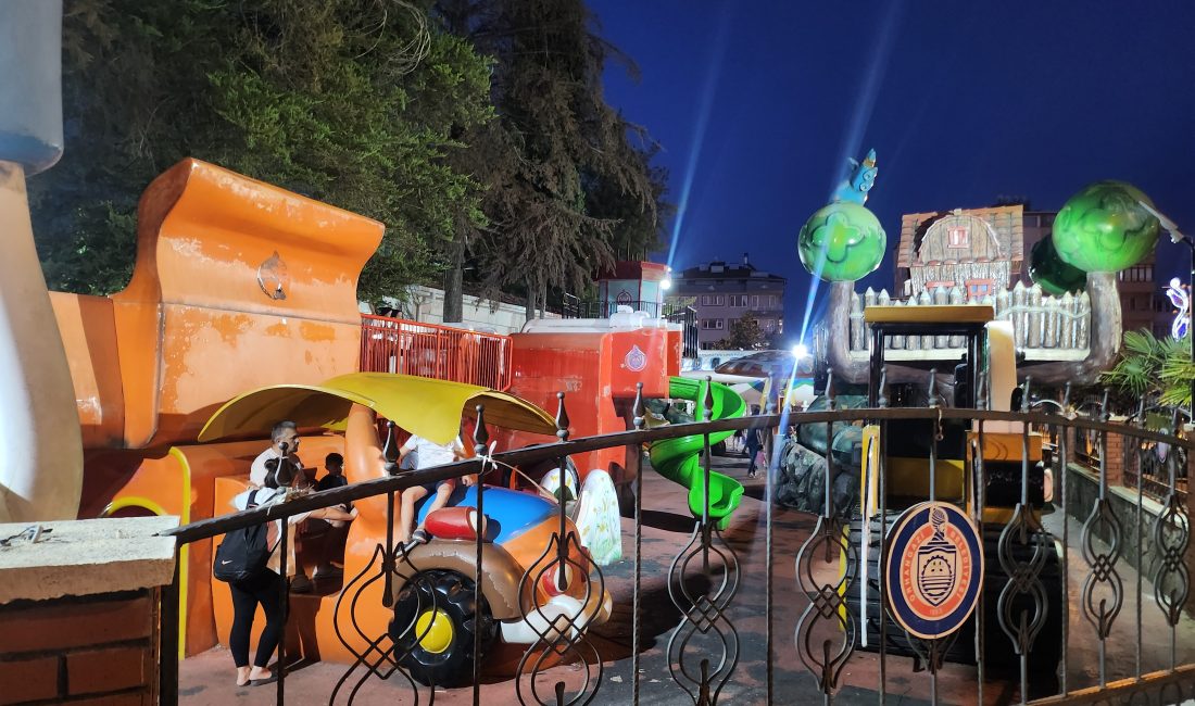 Orhangazi'de Alis Park girişinde bulunan uçaklı parkın uzun süredir yanmayan