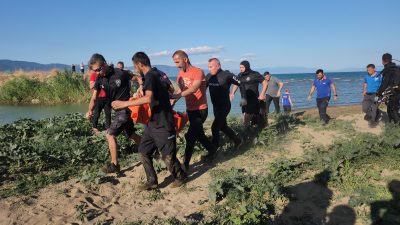 Bugün saat 15.00 sıralarında girdikleri İznik Gölünün Orhangazi sahilinde gözden