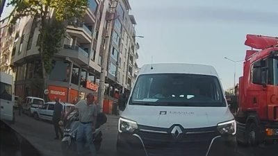 Bursa'nın Orhangazi ilçesinde ana yol üzerinde duran bir minibüsten inen