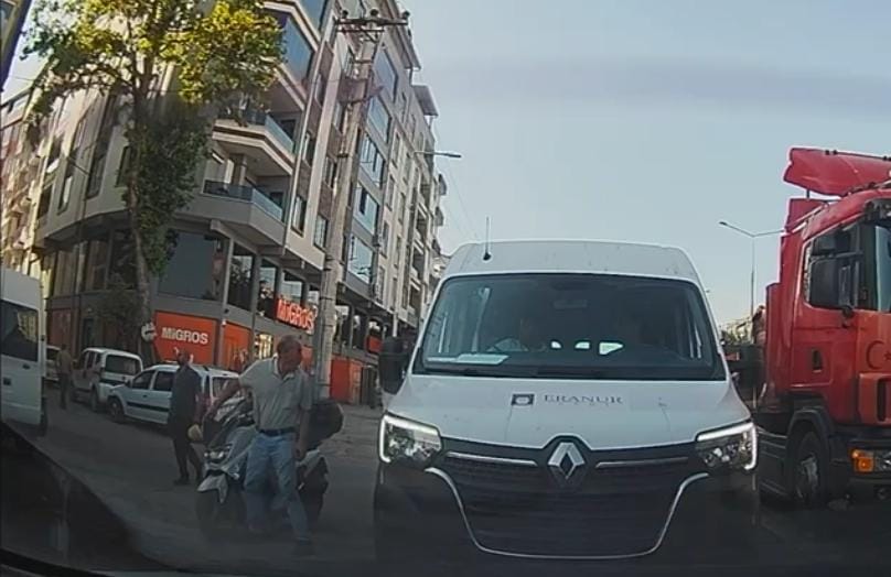 Bursa'nın Orhangazi ilçesinde ana yol üzerinde duran bir minibüsten inen