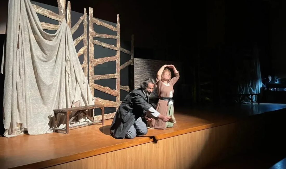 Orhangazi Temsilciliği Tiyatro Topluluğu, halk arasında büyük ilgi gören "Ayak