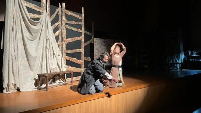 Orhangazi Temsilciliği Tiyatro Topluluğu, halk arasında büyük ilgi gören "Ayak