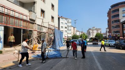 Bursa'nın Orhangazi ilçesinde kaldırım üzerine kurulan inşaat iskelesinin bir kısmı,