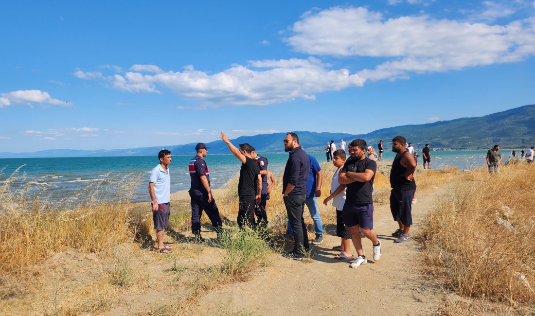 Bursa'nın Orhangazi ilçesinde İznik gölü'ne giren iki çocuktan haber alınamıyor.