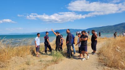 Bursa'nın Orhangazi ilçesinde İznik gölü'ne giren iki çocuktan haber alınamıyor.