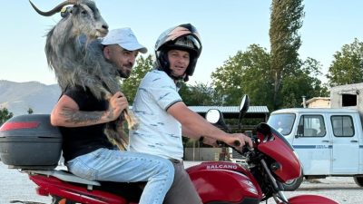 Bursa'nın Orhangazi ilçesinde kurulan hayvan pazarından kaçan bir keçi, motosiklet
