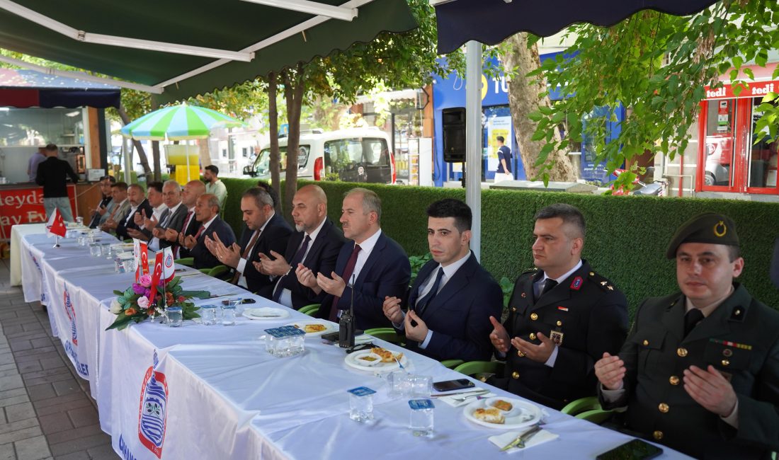 Bursa'nın Orhangazi ilçesinde protokol üyeleri, Kurban Bayramı dolayısıyla Cumhuriyet alanında