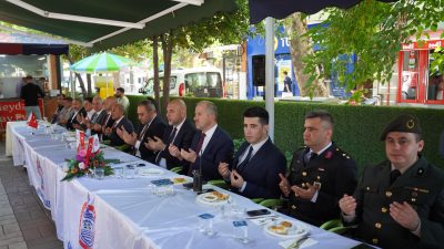 Bursa'nın Orhangazi ilçesinde protokol üyeleri, Kurban Bayramı dolayısıyla Cumhuriyet alanında