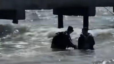 Bursa'nın Gemlik ilçesinde denize girerek akıntıya kapılan iki gençten biri