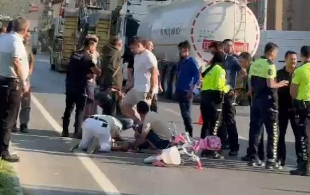Bursa'nın Gemlik ilçesinde Çevre yolu üzerinden karşıya geçmek için yola
