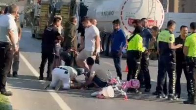 Bursa'nın Gemlik ilçesinde Çevre yolu üzerinden karşıya geçmek için yola