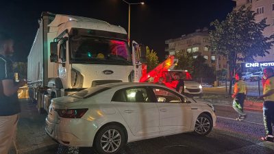 Bursa'nın Orhangazi ilçesinde ana yol üzerinde meydana gelen trafik kazasında