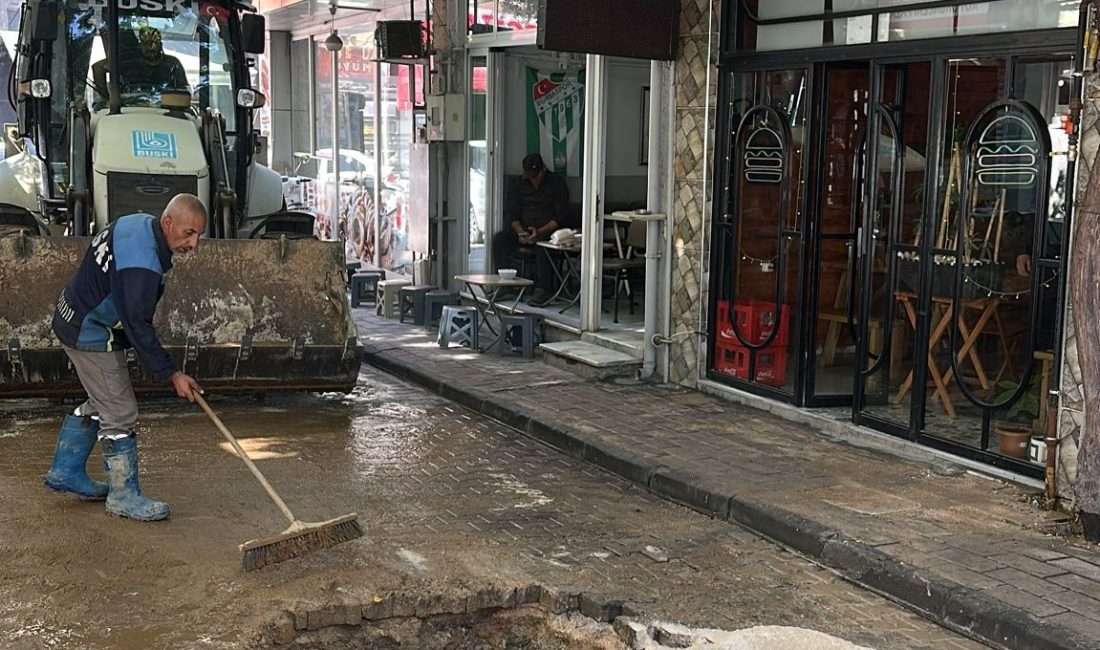 Bursa'nın Orhangazi ilçesinde sabah saatlerinde içme suyu borusunun patlaması nedeniyle