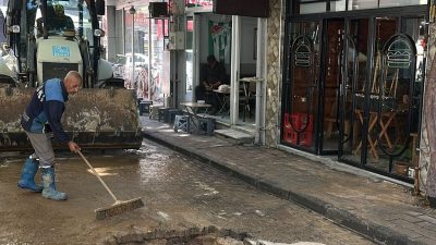 Bursa'nın Orhangazi ilçesinde sabah saatlerinde içme suyu borusunun patlaması nedeniyle