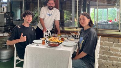 Rusya'dan Dünya'yı gezmek için yaya olarak yola çıkan  iki genç