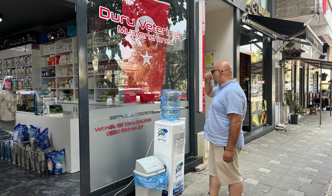 Orhangazi’de yaz günlerinin gelmesi ile yıllardır vatandaşa ücretsiz su ikramında