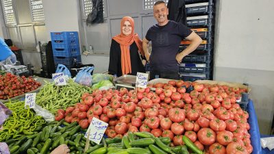 Yeni hafta ile birlikte Orhangazi’de kurulan pazarda satılan sebze fiyatlarında