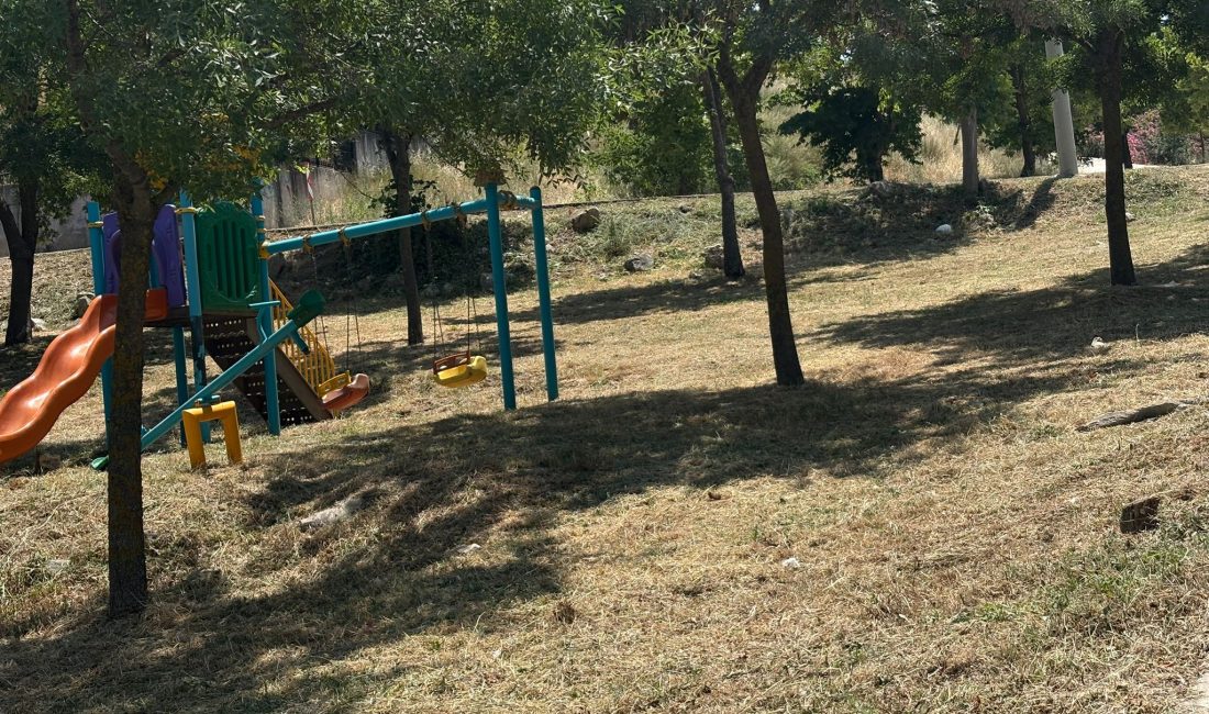 Bursa'nın Orhangazi ilçesinde bulunna bir çocuk parkı içinde ve çevresinde