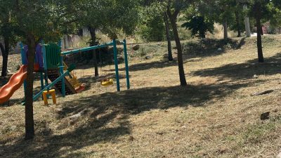 Bursa'nın Orhangazi ilçesinde bulunna bir çocuk parkı içinde ve çevresinde