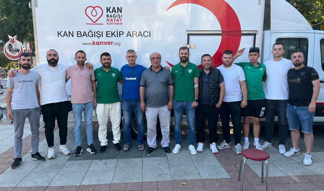Bursa'nın Orhangazi ilçesinde Bursasporlular Derneği yönetimi tarafından Kızılay'a kan bağışında
