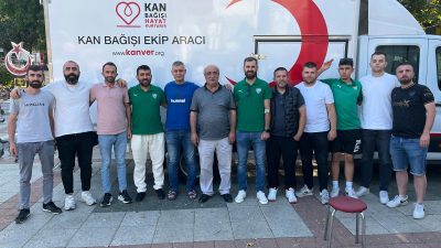 Bursa'nın Orhangazi ilçesinde Bursasporlular Derneği yönetimi tarafından Kızılay'a kan bağışında