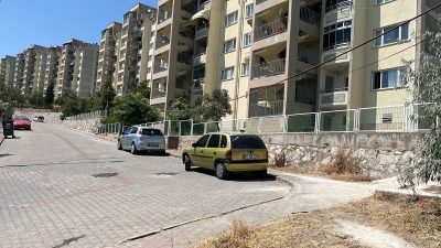 Bursa'nın Orhangazi ilçesinde bulunan bir ilkokul kapısına yakın  noktada