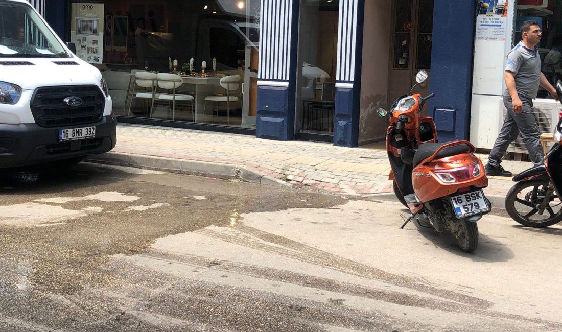 Bursa'nın Orhangazi ilçesinde yaklaşık 3 gündür patlayan boru nedeniyle caddeye