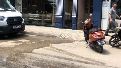 Bursa'nın Orhangazi ilçesinde yaklaşık 3 gündür patlayan boru nedeniyle caddeye