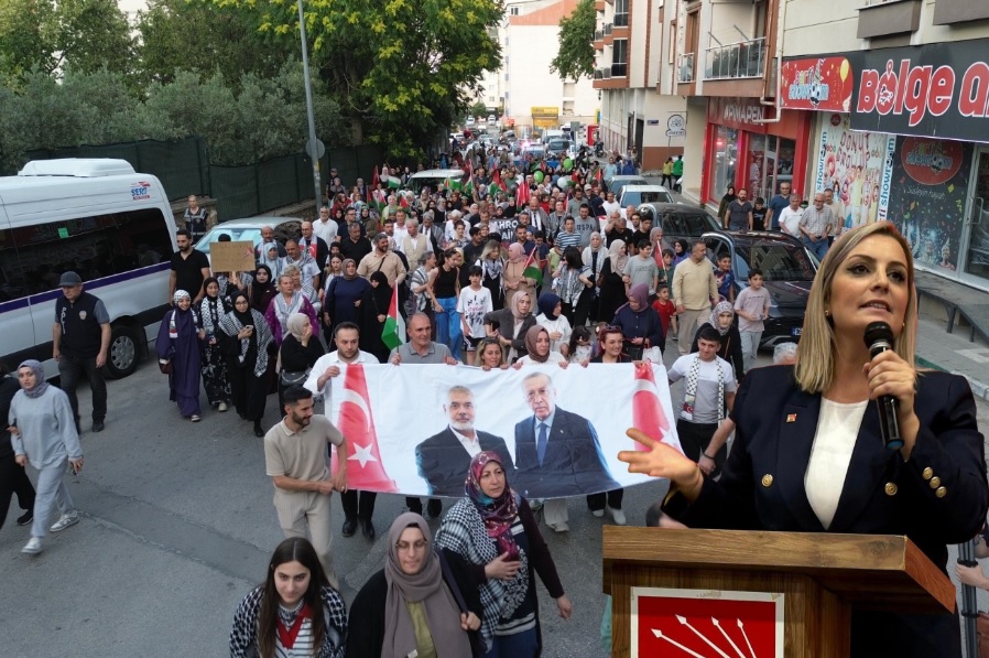 Bursa'nın Orhangazi ilçesinde dün akşam Gazze için yapılan yürüyüşe katılmak