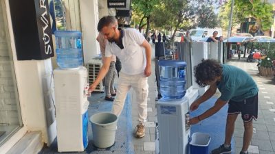 Bursa’nın Orhangazi ilçesinde bir esnaf tarafından cadde üzerinden geçen vatandaşlara