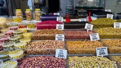 Bursa pazarlarında zeytin tezgahlarının en değerlisi diyet sele zeytin oldu.