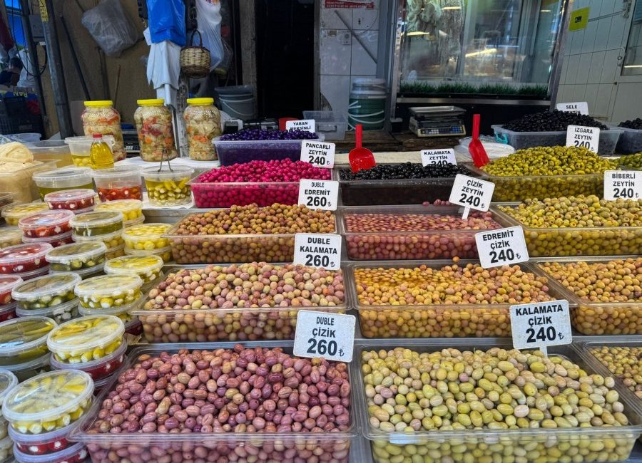 Bursa pazarlarında zeytin tezgahlarının en değerlisi diyet sele zeytin oldu.