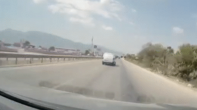 Bursa'nın Orhangazi ilçesinde ana yol üzerinde meydana gelen trafik kazasında,