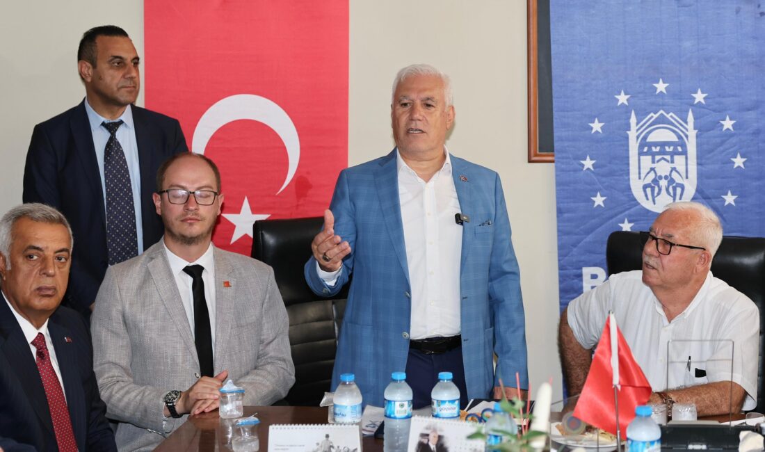 Bursa Büyükşehir Belediye Başkanı Mustafa Bozbey, Karacabey’de ürünlerin yine tarlada