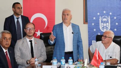 Bursa Büyükşehir Belediye Başkanı Mustafa Bozbey, Karacabey’de ürünlerin yine tarlada