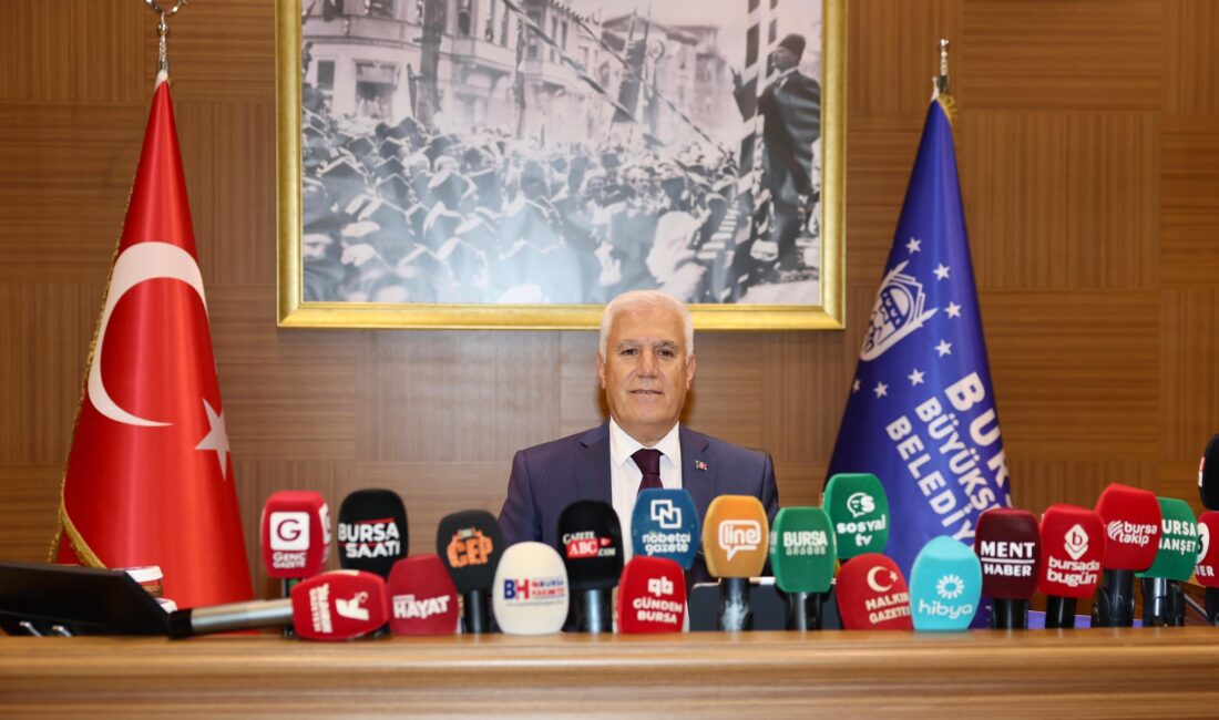 Bursa Büyükşehir Belediye Başkanı Mustafa Bozbey, ulaşım ve altyapı hizmetlerinde