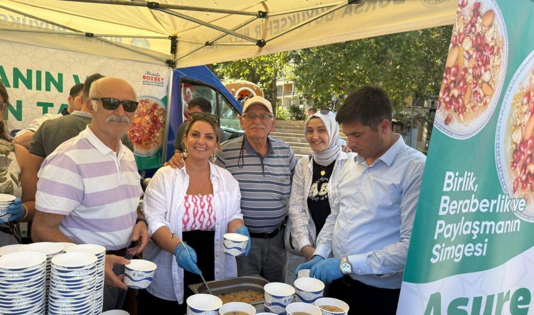 Bursa Büyükşehir Belediyesi tarafından Cumhuriyet Meydanı’nda düzenlenen Aşure Günü etkinliği,