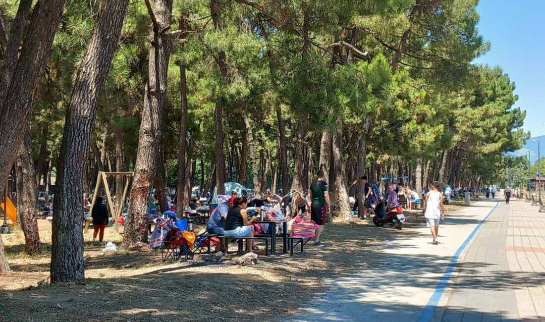Orhangazi’de sıcaklık 40 dereceleri gösterirken sıcaktan bunalan vatandaşlar, İznik Gölü