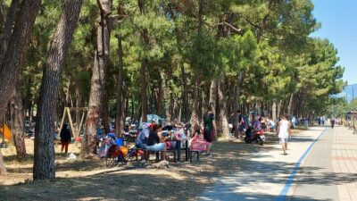 Orhangazi’de sıcaklık 40 dereceleri gösterirken sıcaktan bunalan vatandaşlar, İznik Gölü