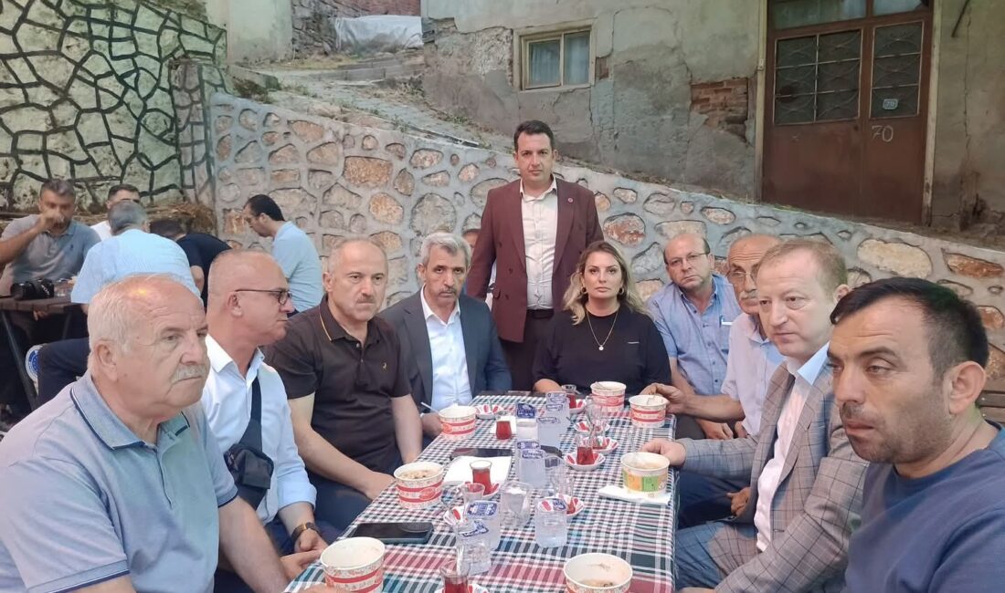 Bursa'nın Orhangazi ilçesine bağlı Paşapınar Mahallesi'nde Muharrem ayı dolayısıyla aşure