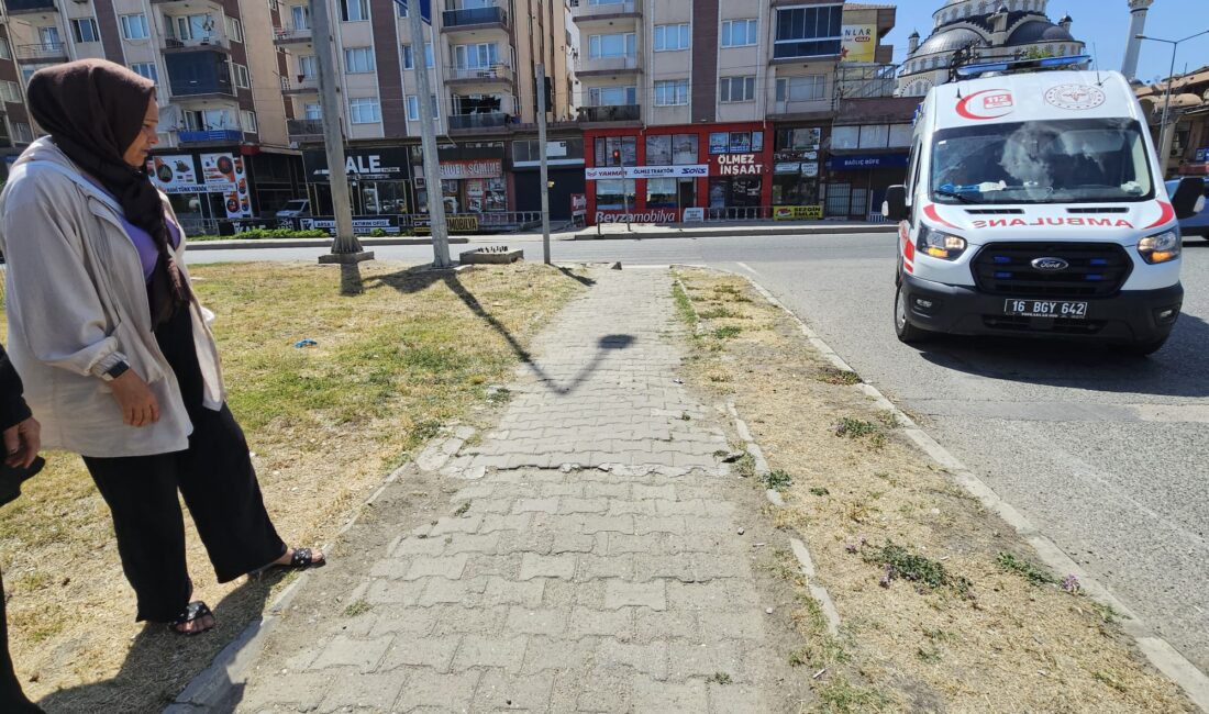 Bursa'nın Orhangazi ilçesinde ana yol üzerinde bulunan kavşaklardaki kaldırımların bakımsız