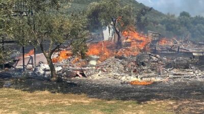 Bursa'nın Orhangazi ilçesinde bir arazi içinde bulunan ahşap ev çıkan