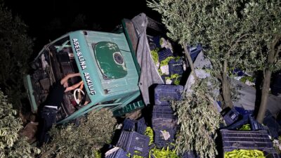 Bursa’nın Orhangazi ilçesinde meydana gelen trafik kazasında, biber yüklü tır