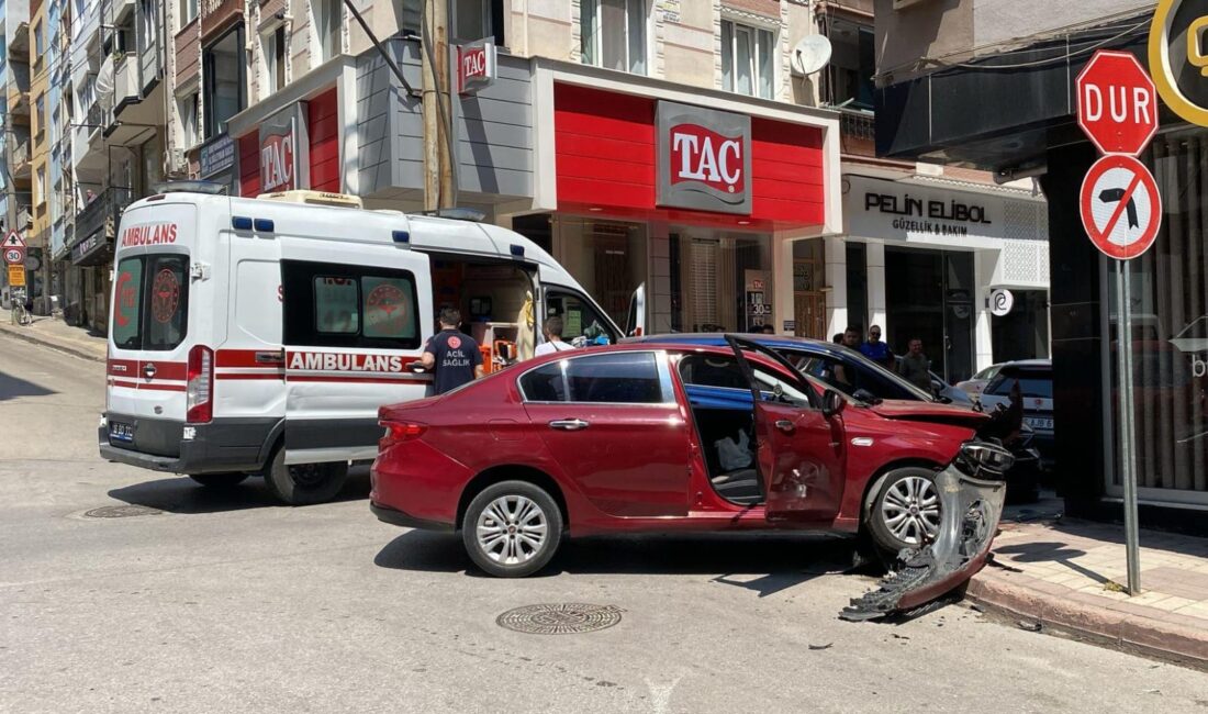 Bursa'nın Orhangazi ilçesinde şehir merkezinde meydana gelen trafik kazasında, çarpışan