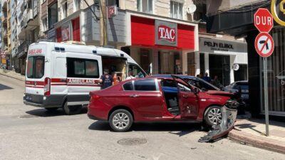 Bursa'nın Orhangazi ilçesinde şehir merkezinde meydana gelen trafik kazasında, çarpışan
