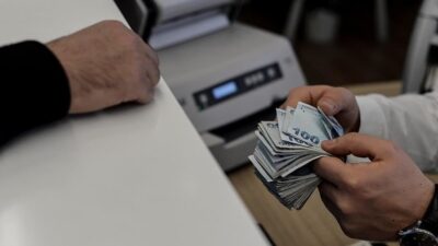 Temmuz ayında açıklanan enflasyon rakamlarının ardından emekli maaşları yükselirken, bankaların