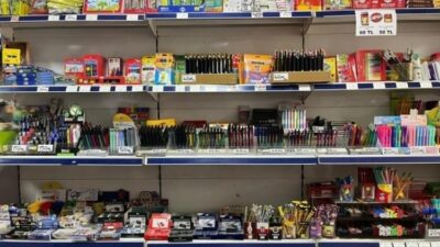 Okulların açılmasına sayılı günler kala Bursa'da veliler kırtasiye alışverişi telaşına