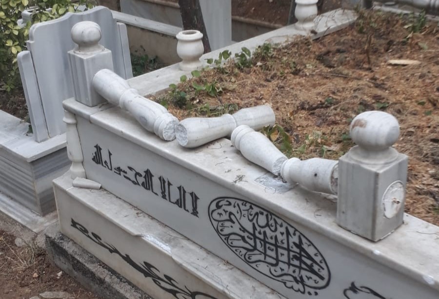 Bursa'nın Orhangazi ilçesinde şehir merkezinde bulunan mezarlığın içindeki bazı mezar